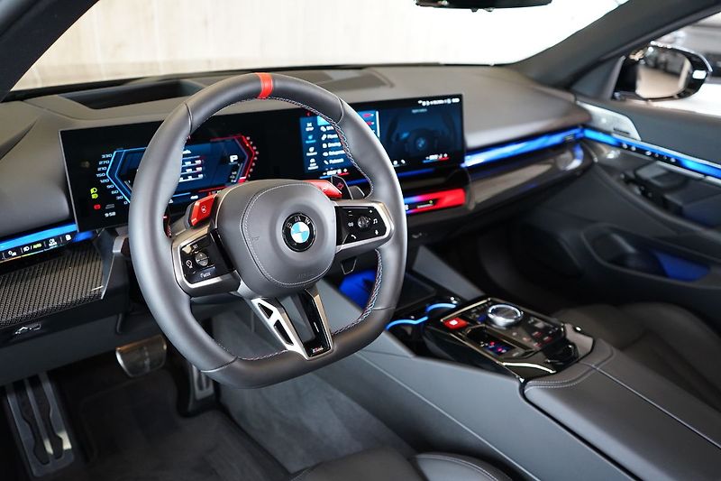 BMW M5 B&W, Ventilace, Panorama, HUD - fotka 17 z 50