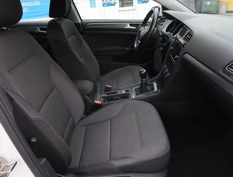 Volkswagen Golf (2018) Comfortline 1.4 TSI, Tempomat - fotka 9 z 17