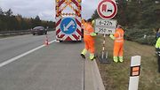 Značky zakazující předjíždění kamionů začaly platit hned při jejich instalaci, policie se na jejich dodržování zaměří.