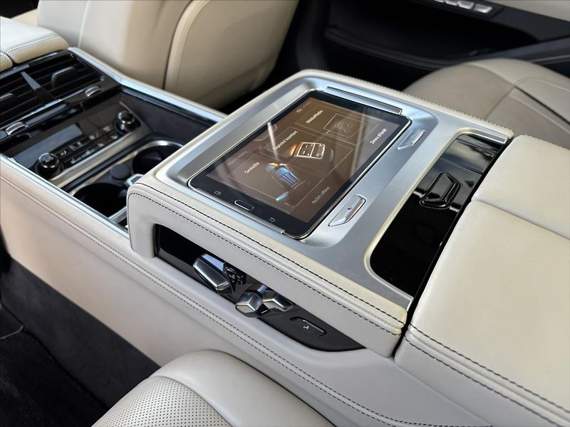 BMW Řada 7 4,4 i 750Li xDrive Individual - fotka 12 z 39