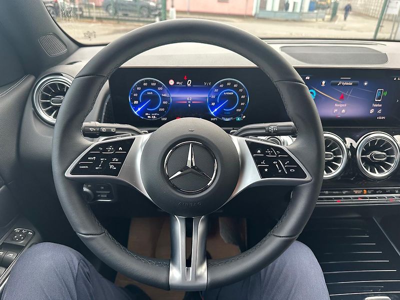 Mercedes-Benz EQB 250+ demo - fotka 9 z 21