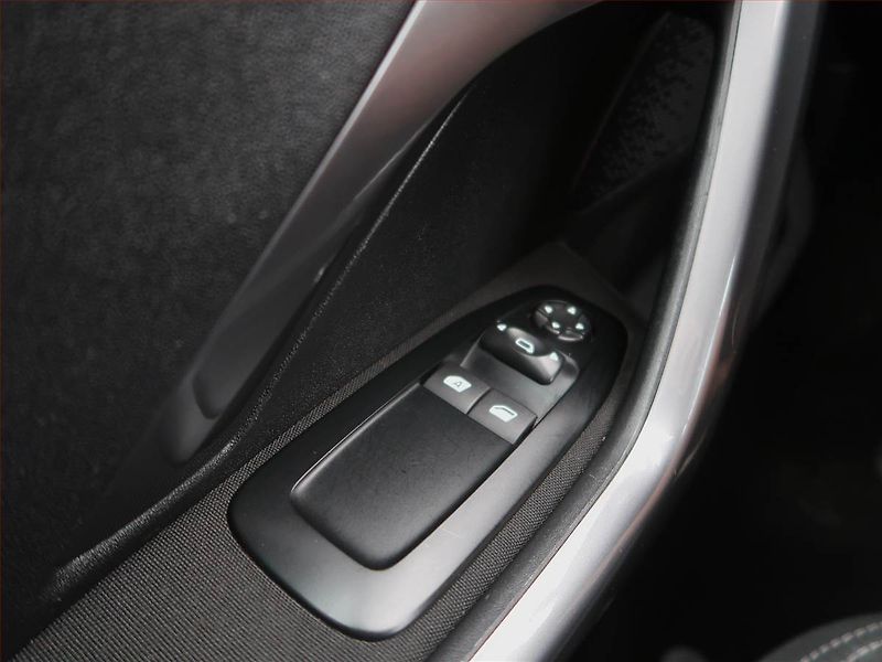 Peugeot 2008 (2018) 1.2 PureTech, ČR,1.maj - fotka 14 z 19