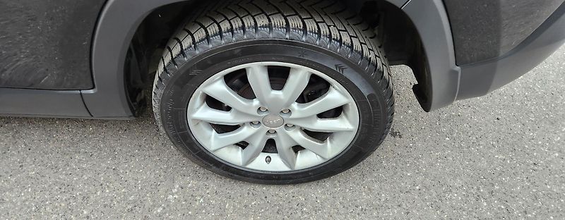 Jeep Cherokee (2015) 2.0D MJET LIMITED AWD LED DPH - fotka 38 z 54