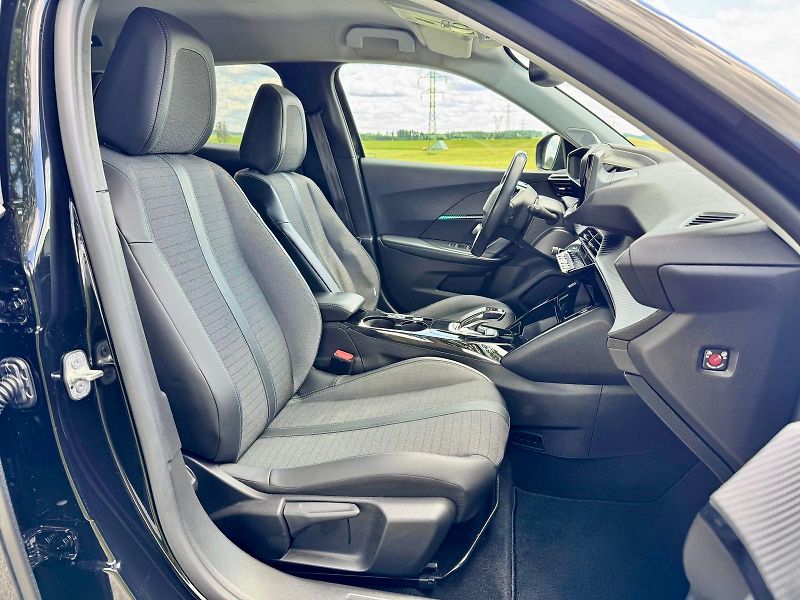 Peugeot 2008 (2021) 50kWh, SoH 90%, 360° Kamera - fotka 12 z 17