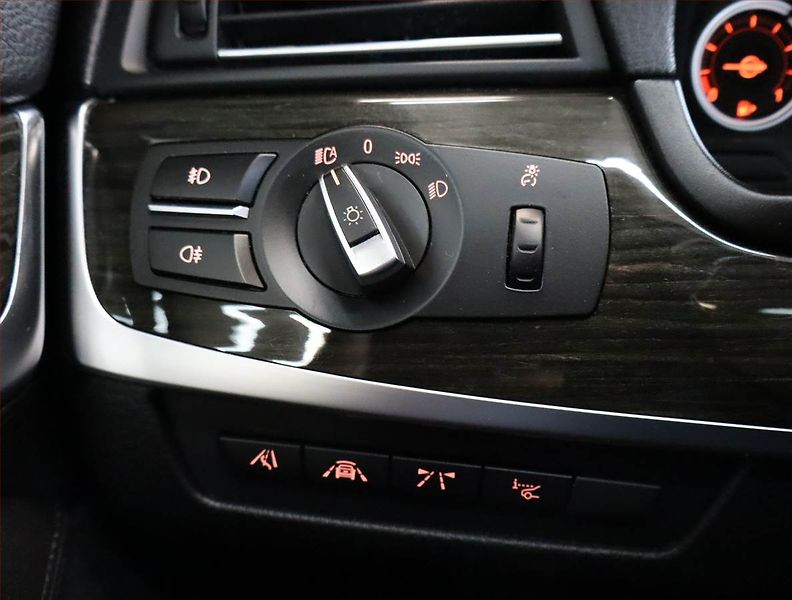BMW Řada 5 (2015) Luxury Line 530d xDrive, 4X4 - fotka 28 z 32