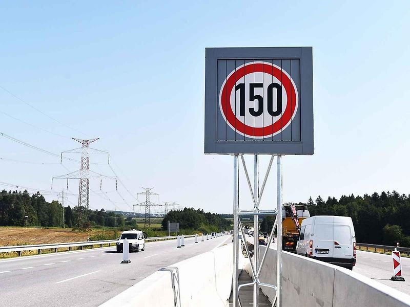 Nad hlavami řidičů se poprvé na D3 objevila v červeném kruhu číslice 150. Nyní se zde u Chotýčan instaluje nové dopravní značení pro zkušební provoz s nejvyšší dovolenou rychlostí 150 km/h. Začátek zkušebního provozu se plánuje na přelomu září a října.