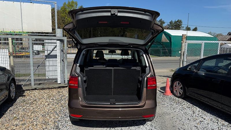 Volkswagen Touran (2011) 1.6TDi 77kW REZERVOVANO - fotka 22 z 23