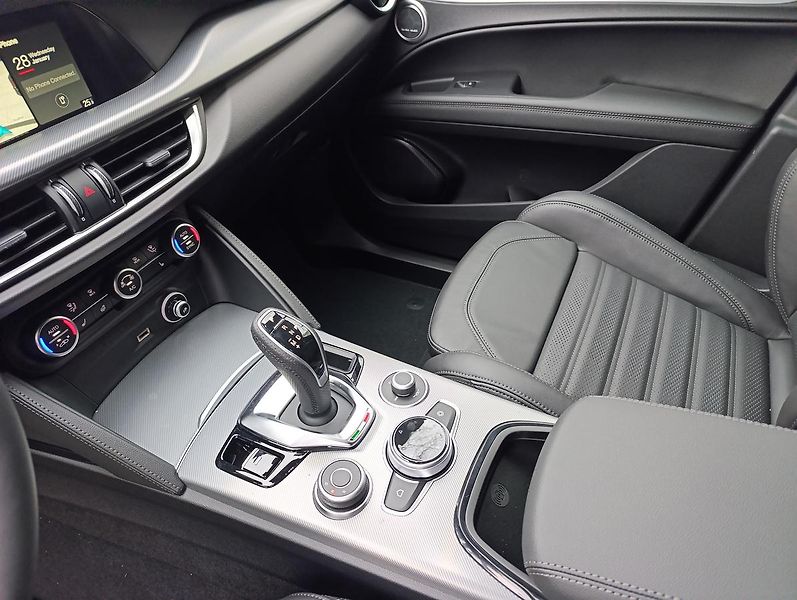 Alfa Romeo Stelvio Veloce 2,0 Turbo 280k AWD - fotka 16 z 32
