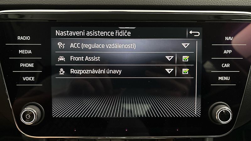 Škoda Superb 2.0 TDI DSG Style Combi - fotka 24 z 26