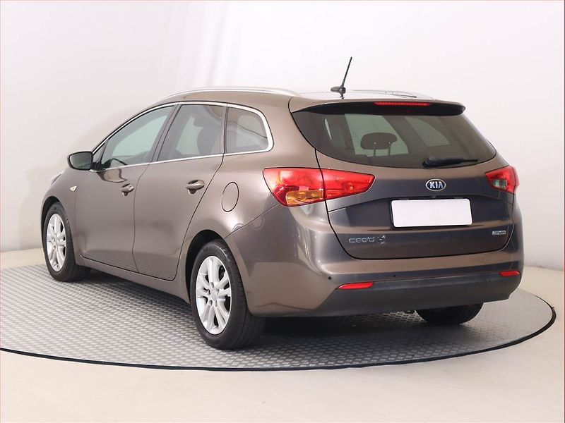 Kia Ceed (2015) 1.6 CRDi, Navi, Tempomat - fotka 4 z 18