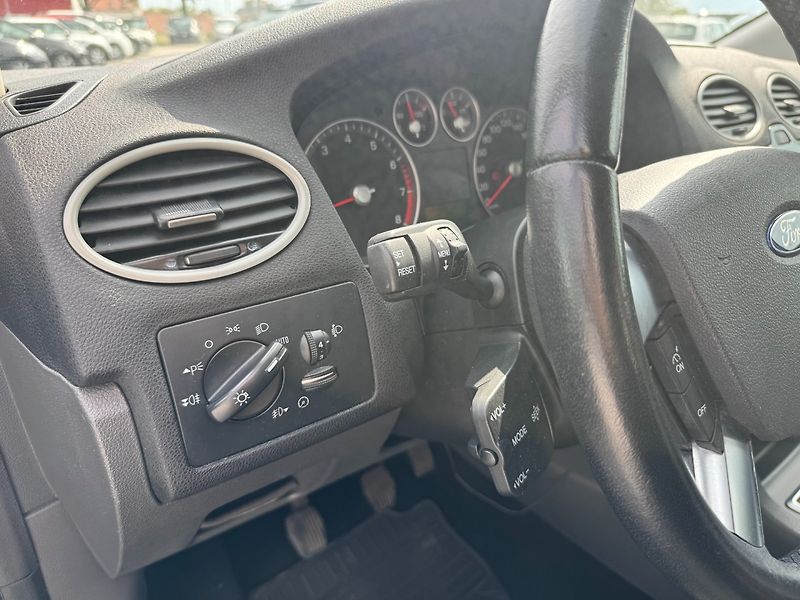 Ford Focus (2007) Ghia 2.0i 107kW - fotka 28 z 30