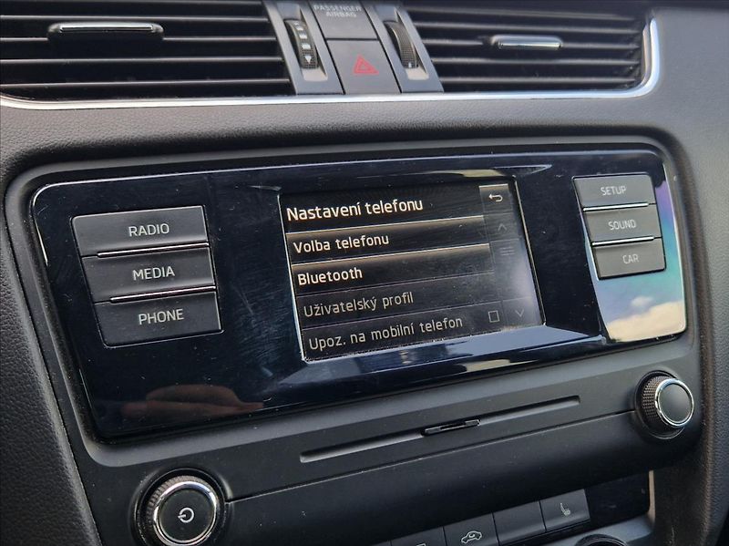 Škoda Octavia 1,6 TDI VÝHŘEV NEZ.TOPE XENONY - fotka 25 z 34