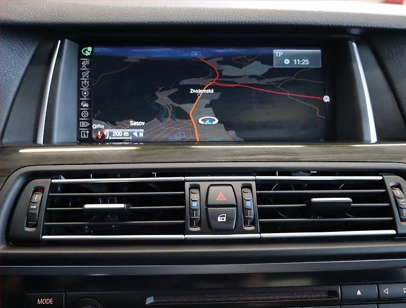 BMW Řada 5 (2015) Luxury Line 530d xDrive, 4X4 - fotka 20 z 32