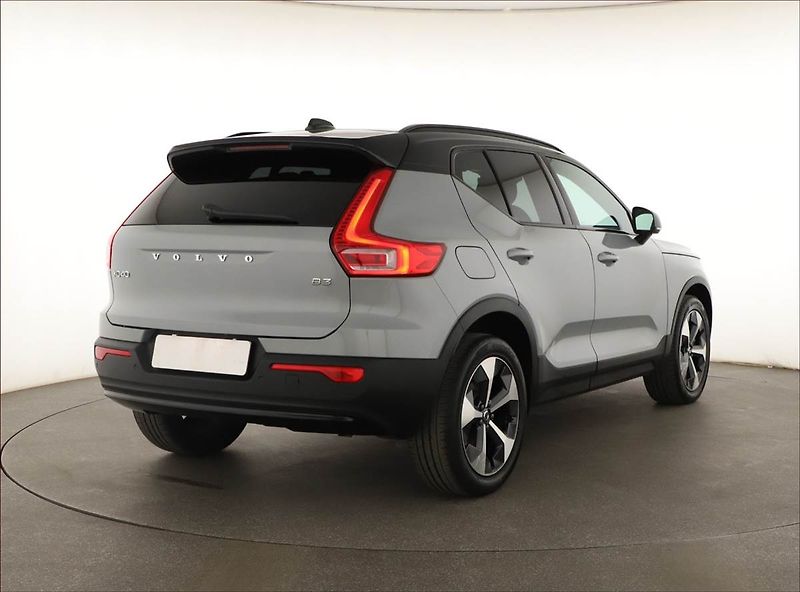 Volvo XC40 (2023) B3 - fotka 5 z 26