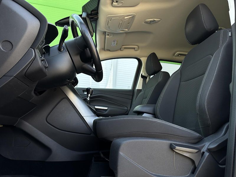 Ford Kuga 2.0TDCi 4x4 150PS NAVI Tempoma - fotka 12 z 38