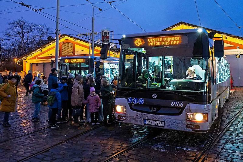 Vánoční flotila pražského dopravního podniku.