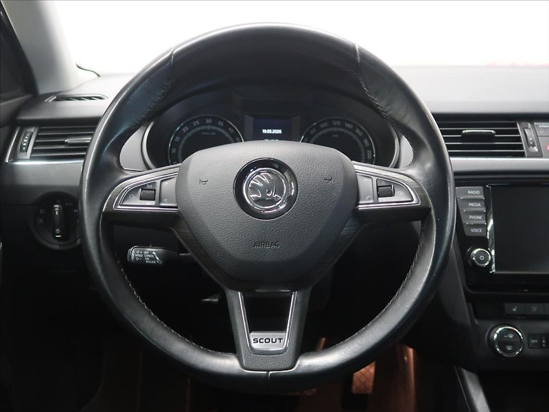 Škoda Octavia 2,0 TDI 135KW DSG SCOUT TOP! - fotka 23 z 39