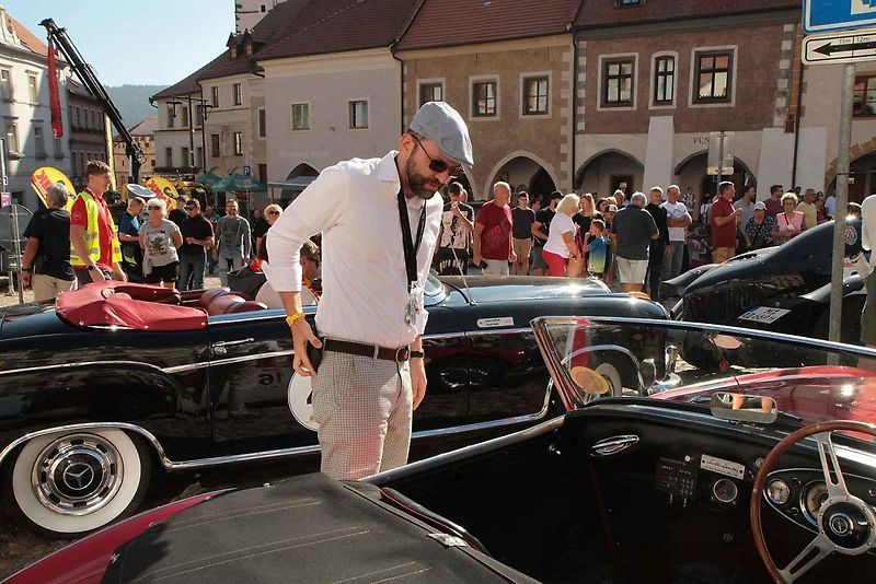 Nablýskaní krasavci a jejich řidiči v centru Prachatic.