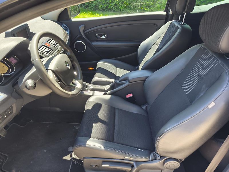 Renault Mégane 1.4 Tce 130 ps kupé - fotka 17 z 25