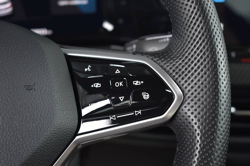 Volkswagen Golf (2022) 1.5TSI 110kW R-Line, Manuál - fotka 17 z 24