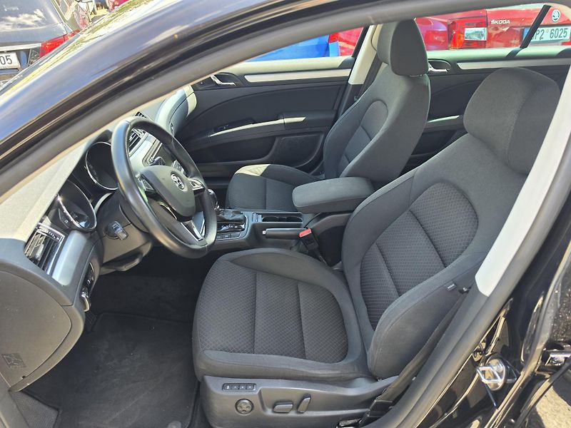 Škoda Superb 2.0 TDi DSG TZ Xenon - fotka 20 z 21