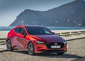 Mazda 3. Bílá v ceně. Metalíza za 13 900 - 20 900 Kč.