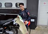 Mechanik chystá jeden z dílů kapoty motocyklu.