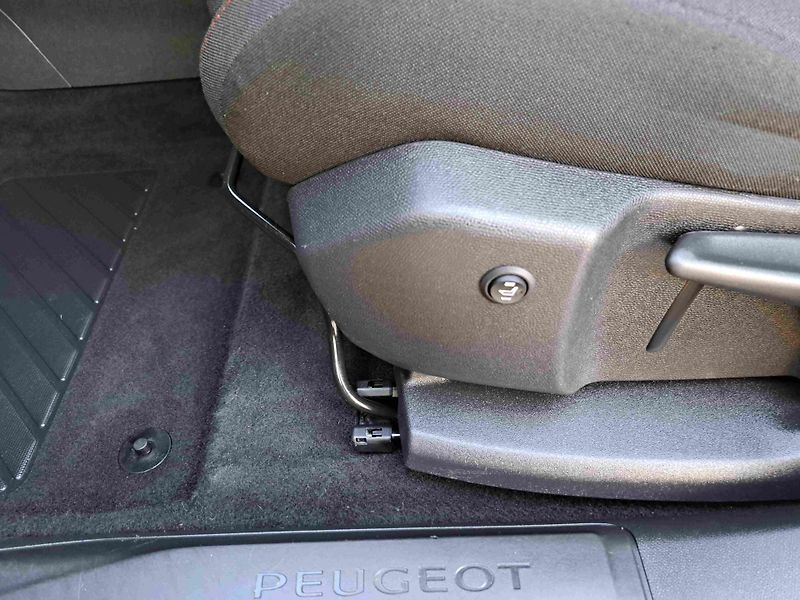 Peugeot 5008 (2019) 1,2 PT EAT8 18ALU PDC NAVI - fotka 15 z 20