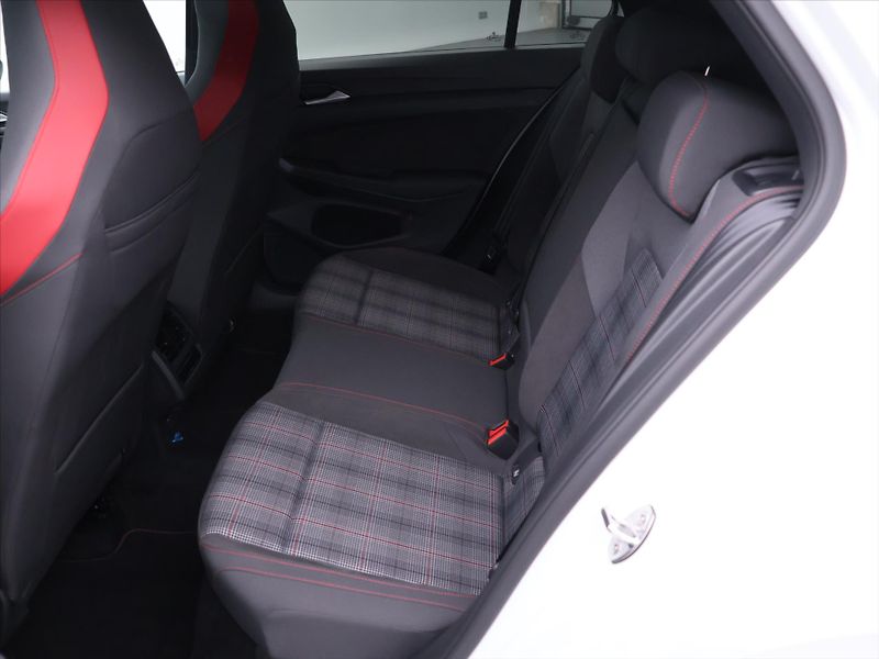 Volkswagen Golf 2,0 TSI GTI 180kW Virtual DPH - fotka 14 z 35
