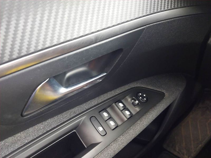 Peugeot 3008 (2018) 1.6 BlueHDi, Automat, Navi - fotka 18 z 20