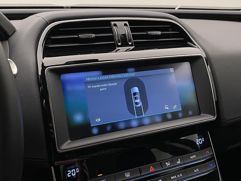 Jaguar XE 30t 221kW AWD AUT CZ - fotka 39 z 39