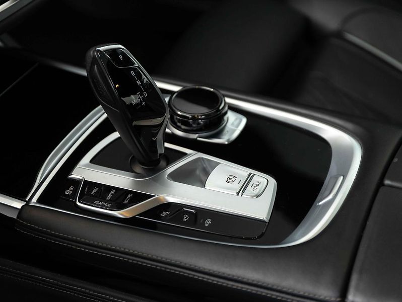 BMW Řada 7 740d xDrive - fotka 15 z 22