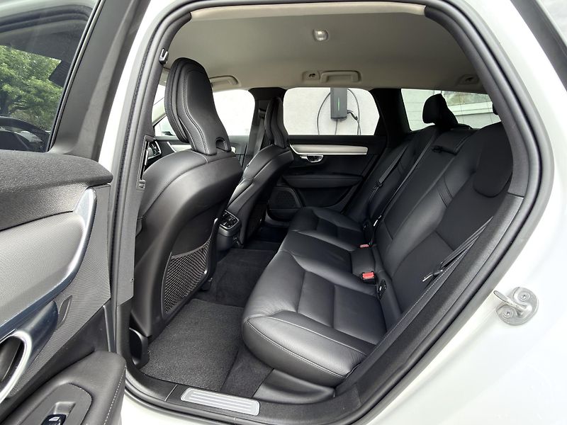 Volvo V90 CC B5 AWD (benzín) //REZERVACE - fotka 14 z 46