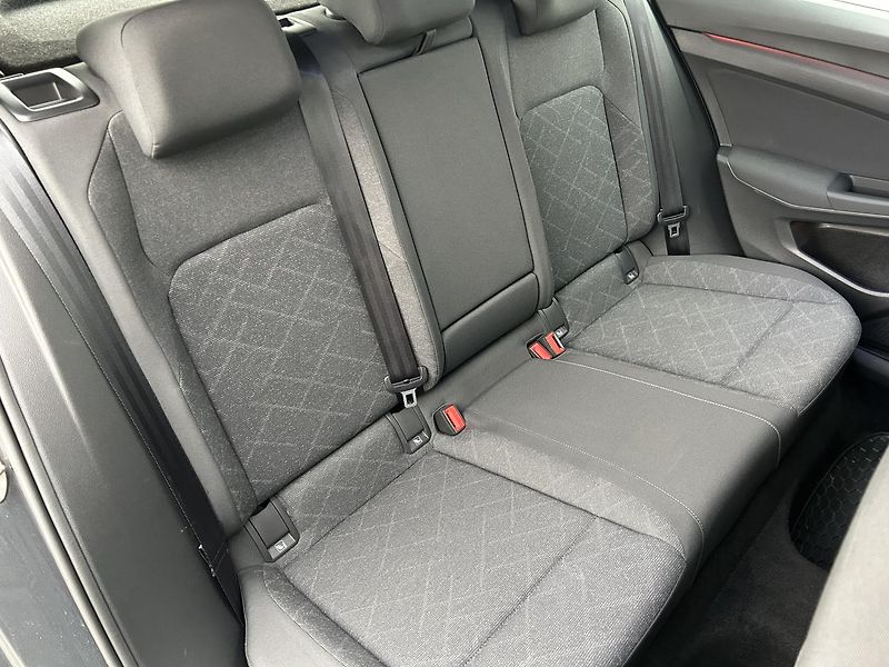 Volkswagen Golf 1.5 TSI LIFE - fotka 13 z 26