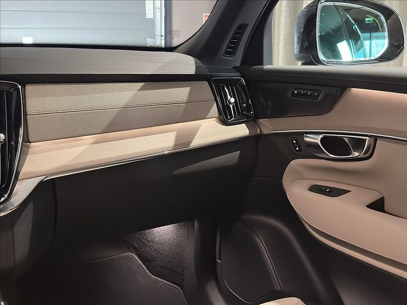 Volvo XC90 (2026) 2,0 T8  Plus Dark - fotka 29 z 37