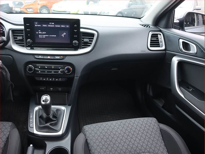 Kia Ceed (2023) Silver 1.5 T-GDI - fotka 8 z 20