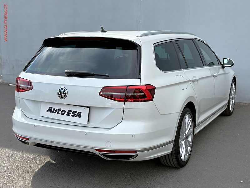 Volkswagen Passat (2017) 2.0 TSi, R-Line, DSG, panor - fotka 4 z 18