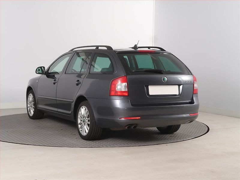 Škoda Octavia (2011) Laurin&Klement 2.0 TDI, Xenony - fotka 4 z 16