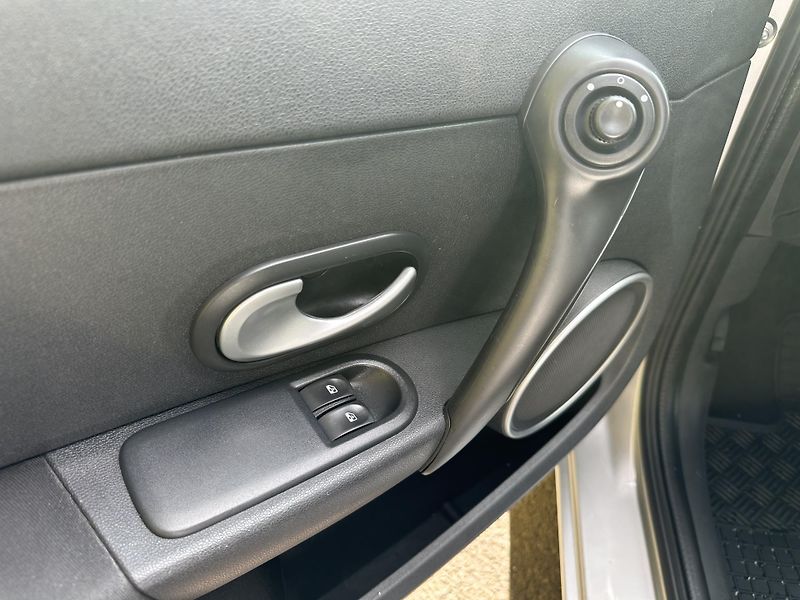Renault Clio (2011) KOMBI 1.2 16V/76kW * 1.Maj.    - fotka 5 z 33