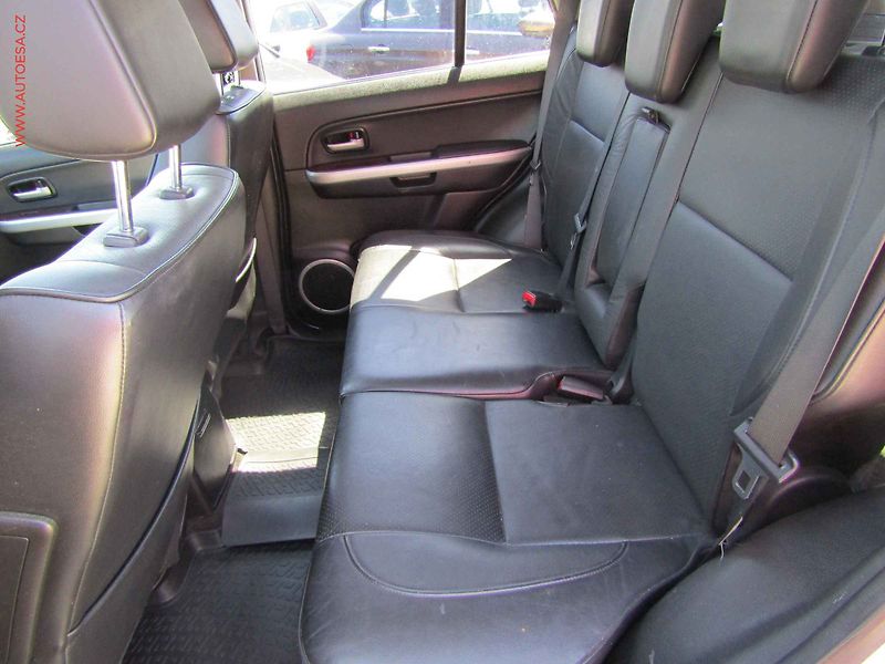 Suzuki Grand Vitara (2007) 2.0i 4x4, AC, TZ, kůže - fotka 9 z 21