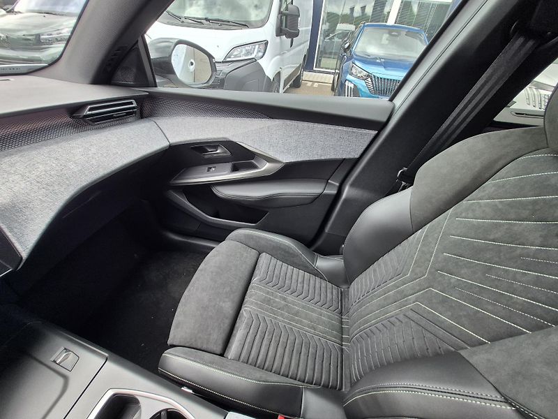 Peugeot 5008 (2025) GT Hybrid 136 e-DCS6  - fotka 19 z 23