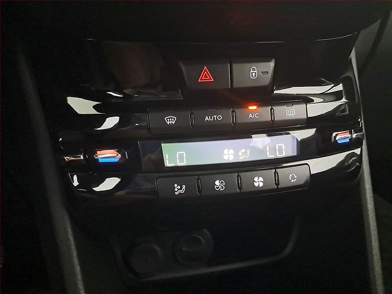 Peugeot 2008 (2018) 1.2 PureTech, Automat - fotka 17 z 19