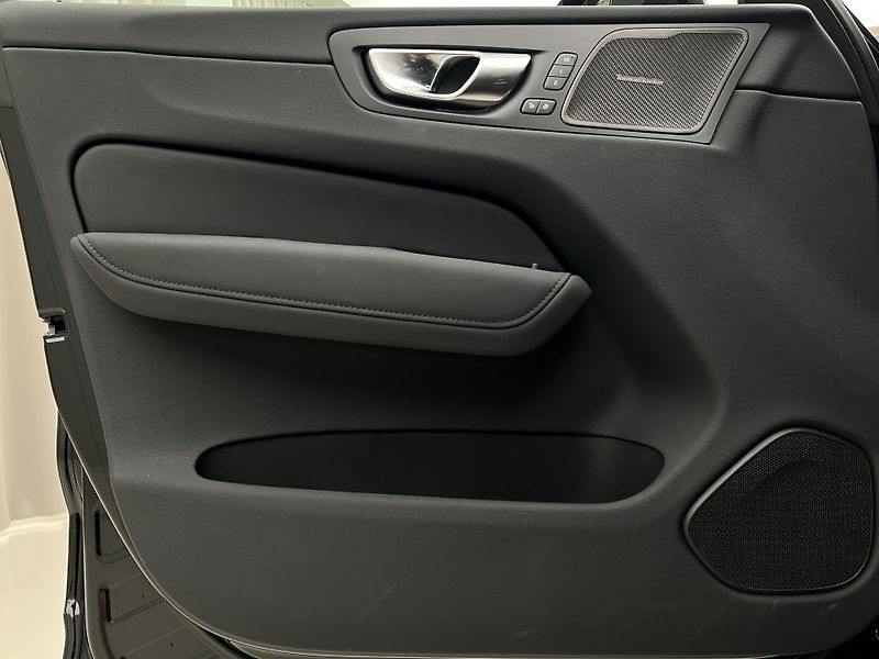 Volvo XC60 T8 AWD ULTRA BLACK RECHARGE CZ - fotka 7 z 50