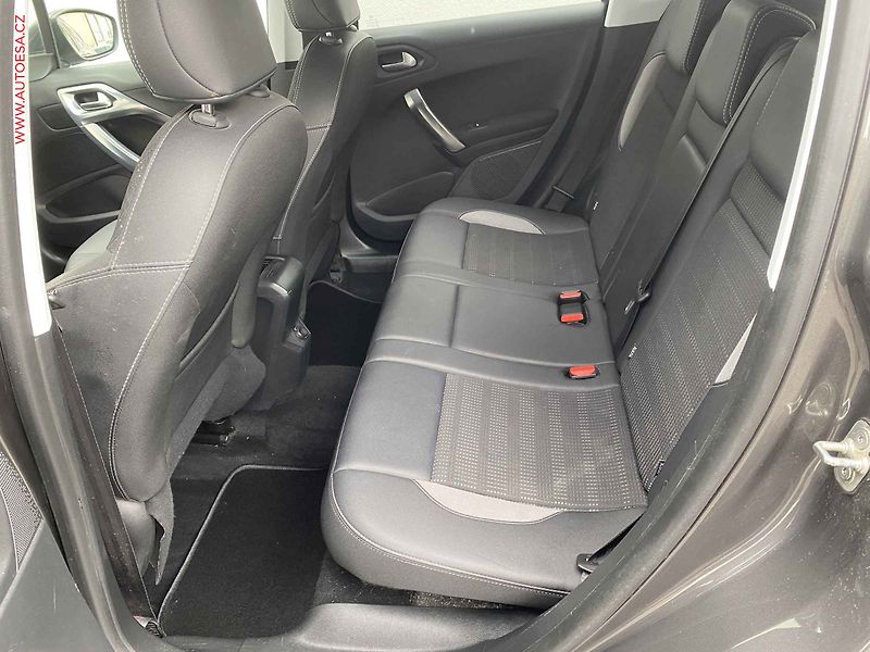 Peugeot 2008 (2018) 1.2 PT, Allure, navi, park - fotka 10 z 17