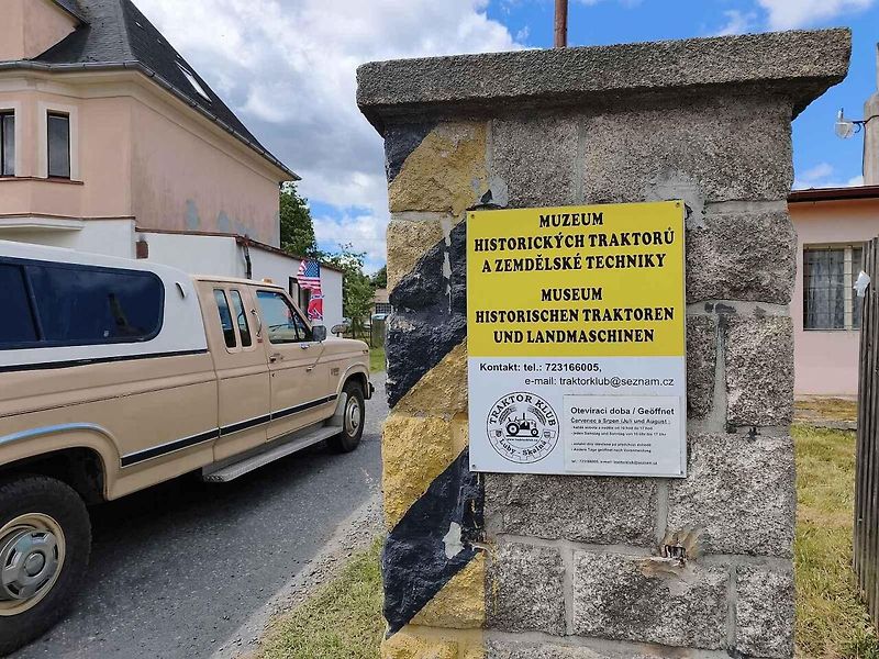 Žlutý Zetor 25 ve Skalné. V roce 1946 ho nastříkali barvou po Afrikakorpsu