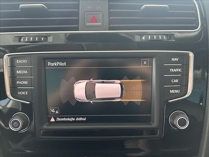 Volkswagen Golf 1,4   TSI 92kW,HIGHLINE,SERVIS - fotka 16 z 30