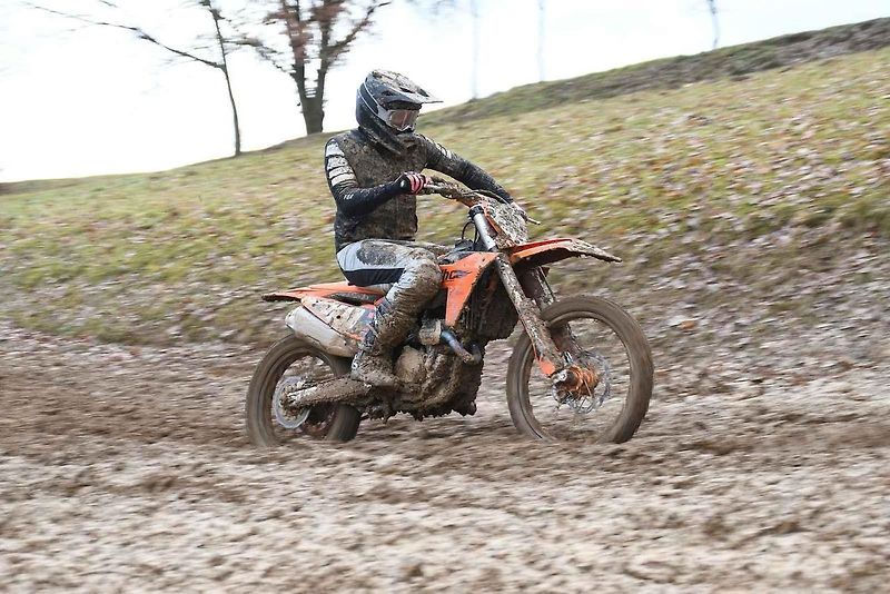 Obrovská motokrosová rodina ze Stříbrska se sešla hned na Nový rok na Terénu sv. Petra. A bylo z toho parádní odpoledne.