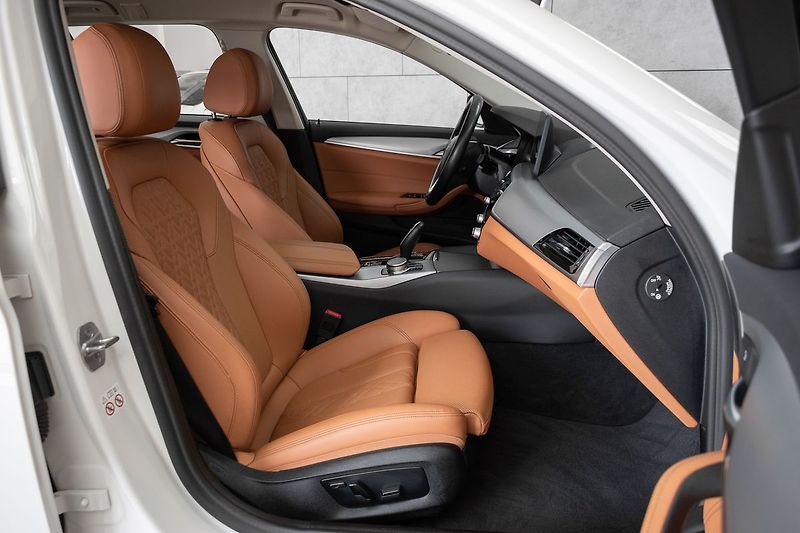BMW Řada 5 530d xDrive*TAŽNÉ*N.TOPENÍ*ČR - fotka 12 z 48