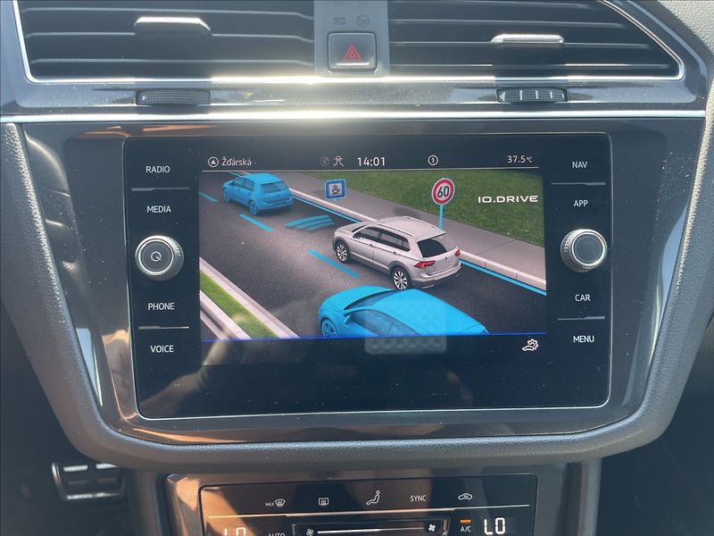 Volkswagen Tiguan 2,0 TDi 110kw DSG R-Line LED R - fotka 20 z 40