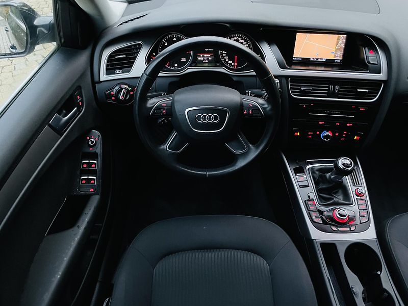 Audi A4 2.0TDI MANUÁL SENZORY NAVI - fotka 25 z 44